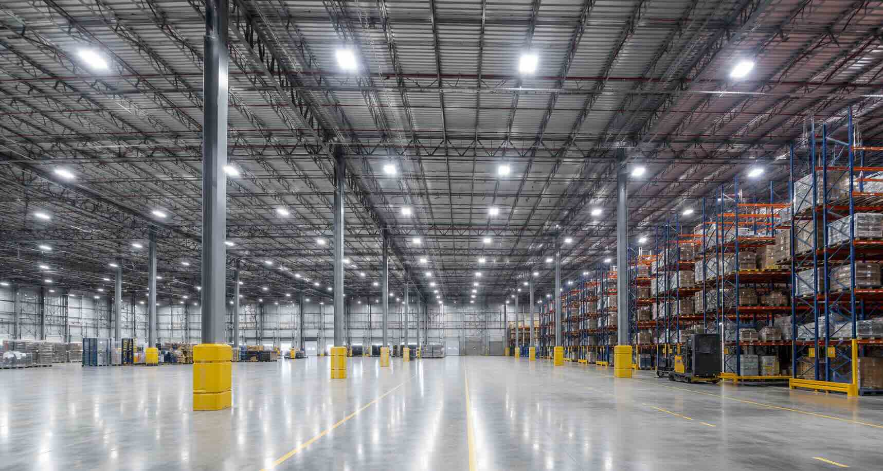 Nave industrial con iluminación LED uniforme